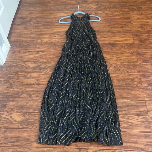 Gorgeous floor length halter top dress with a black lining - Picture 3 of 8